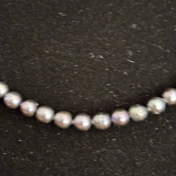 Elegant Silver Gray Pearl Necklace – Iridescent Beads, Classic Strand, EUC - Picture 3 of 7